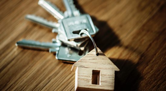 Clefs et porte-clefs avec petite maison en bois