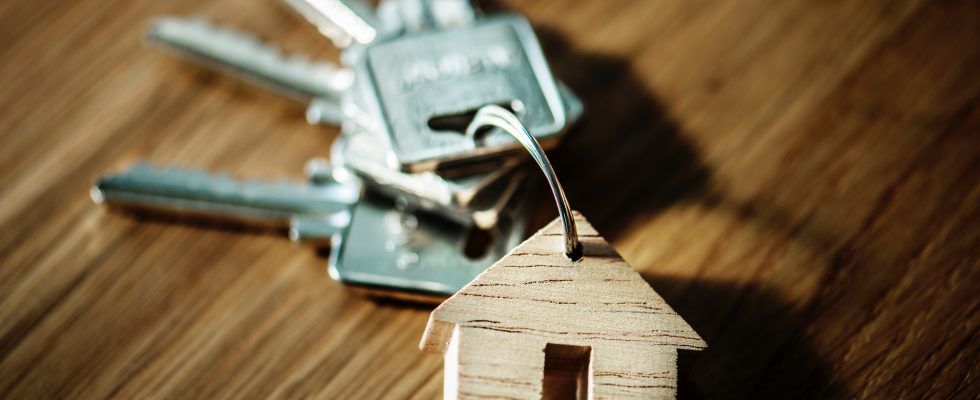 Clefs et porte-clefs avec petite maison en bois