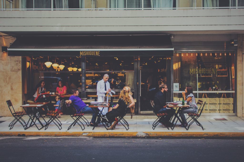 La devanture et terrasse d'un restaurant