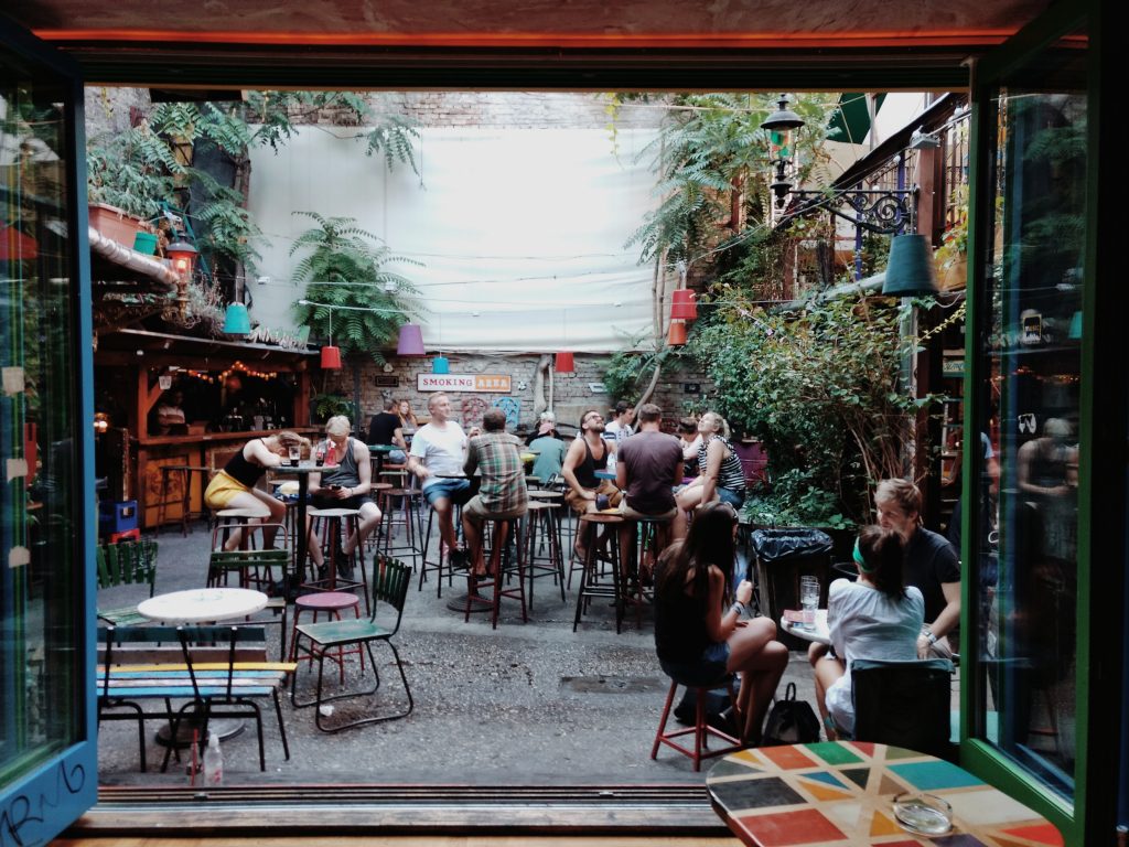 Une terrasse de restaurant dans une cour