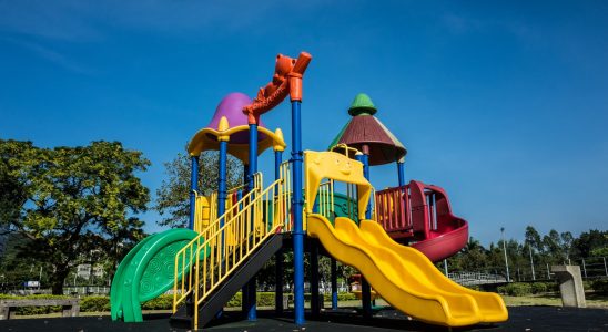 Aire de jeux extérieure pour enfants avec un toboggan