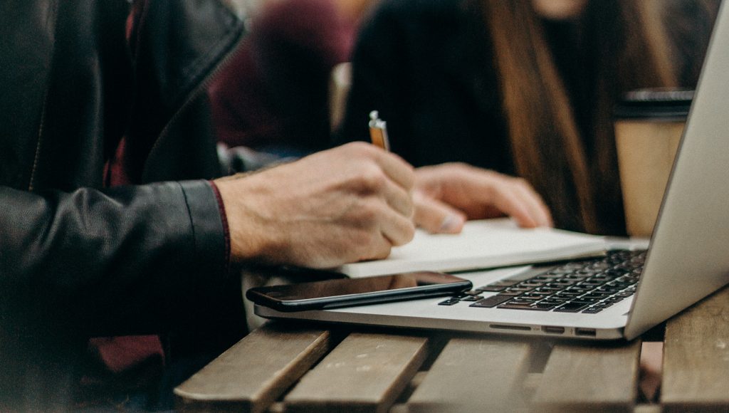 Salarié porté prenant des notes