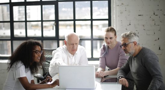 Equipe RH qui fait passer un entretien d'embauche en visio conférence