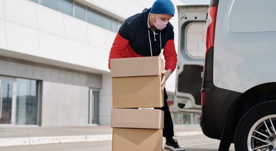 personne qui met des colis dans un camion