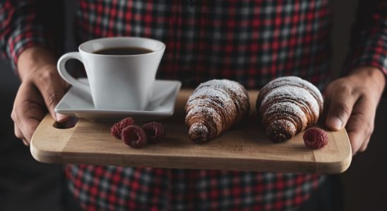 plateau avec croissants et café