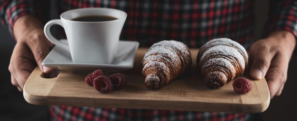 plateau avec croissants et café